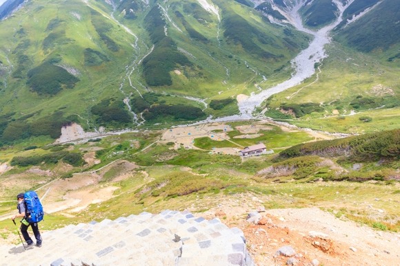 【北アルプス】山ガールが足首骨折…山岳警備隊員が2時間背負って救助