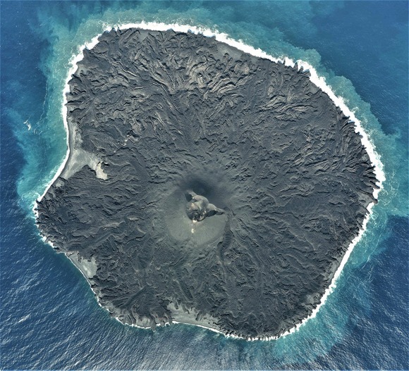 【画像】小笠原村に突如現れた「西之島」さん、この10年でとんでもない変化を遂げていた