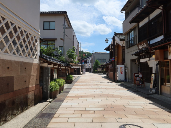 旅行先にてワイ「晩御飯なんか良いお店あるかな？」彼女「ガストとかでよくない？」