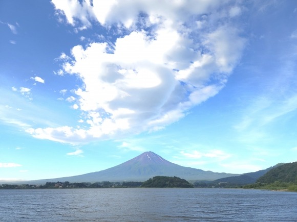 【富士開山】フランス人の軽装登山者のグループがレンジャーの指導で全員1万5000円のレインジャケット(モンベル)買わされててワロタ