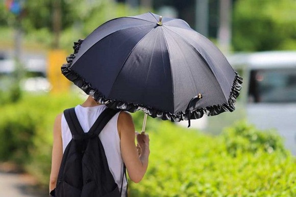 「日傘マジ邪魔」「ほんと迷惑」　日傘マナー問題はなぜ起こる？　業界団体、メーカーの見解は