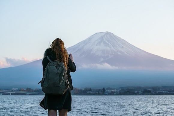 山梨県「富士山通行税2000円取るだけで2ヶ月で3億円の収入」山梨県民「2万にしたら30億????」