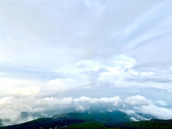 ワイただいま富士山、暴風と雨で撤退を決断