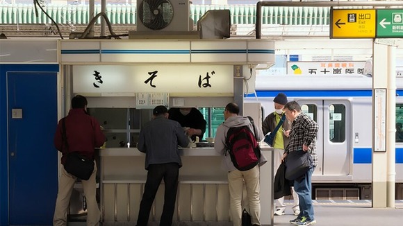 そりゃホームからなくなるわけだ…「立ち食いそば」が絶滅寸前の危機　哀愁漂う昭和の遺産がなくなりつつある理由