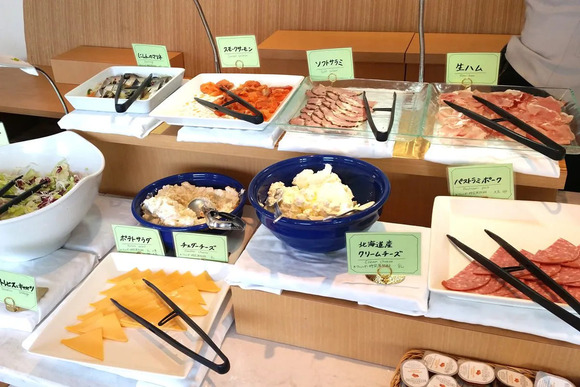 【インバウンド】朝食ビュッフェ会場で遭遇した外国人客の困惑行動「スープをおたまで味見」「クロワッサンをポケットに」