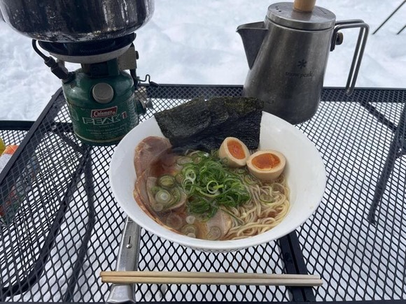 【キャンプ飯】雪中でラーメンいいね。温かさが沁みる