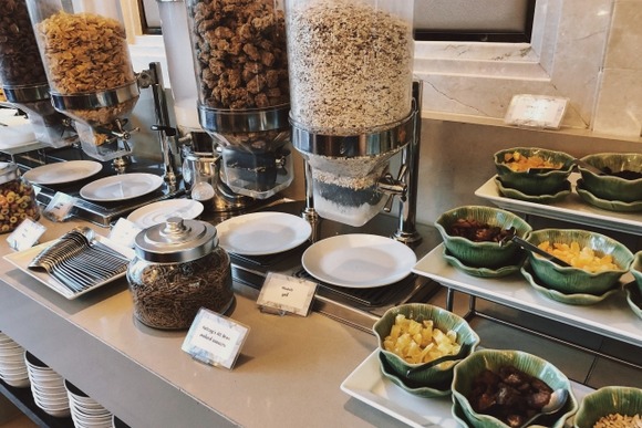 【画像】ホテルバイキングワイ、取りすぎてしまう