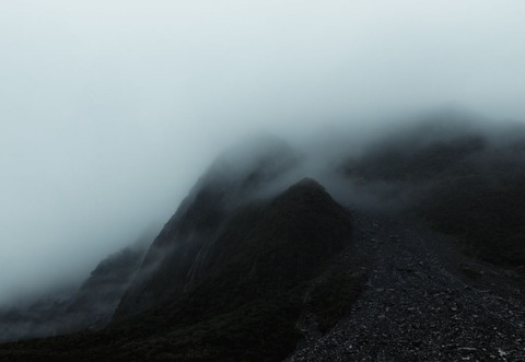 霧が立ち込める山