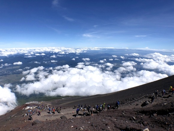 【富士山】入山料や予約強制の時に懸念してた「金払った以上登らないと勿体ない！」になってんのか？