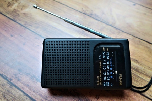 ラジオのある生活に憧れてポータブルラジオ買ったんやがさぁ…