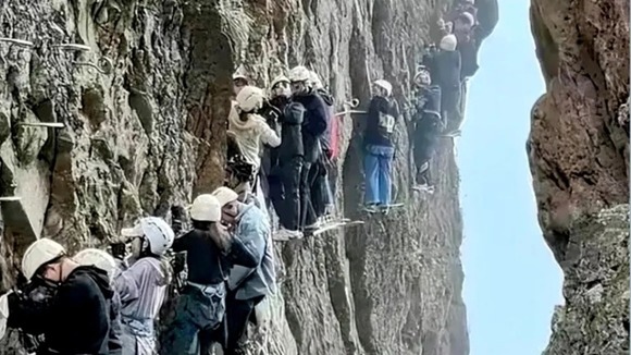 【中国】登山ルート、予約数を見誤ってとんでもない事になる・・・