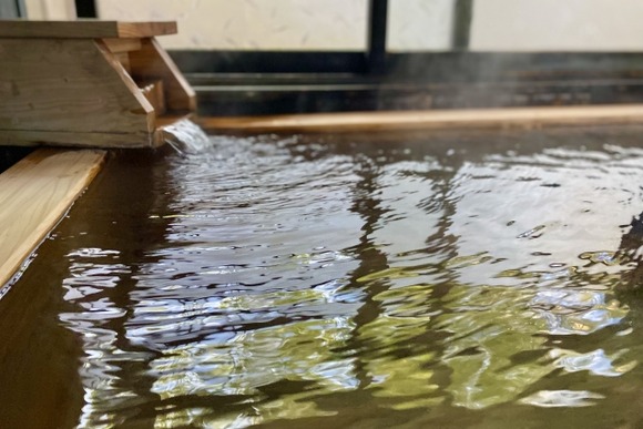 温泉ってジジイの小便が混ざってるかもしれないのによく入れるよな