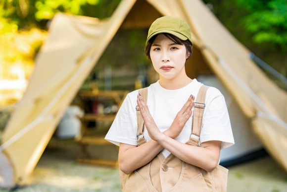 ソロキャンプ女子「～♪」雌ﾌｪﾛﾓﾝむんむん　独身男性「あの…ｗアドバイスしよか…ｗ」　ソロ女子「ギャアアアアアア！！！！」