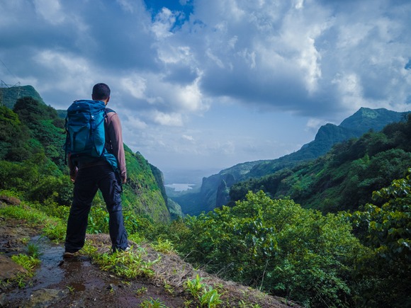 ザックの横の垂れ下がった紐ってこのためだったんか・・・