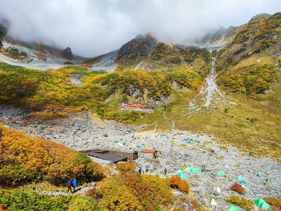 涸沢は山の原宿っていう感じの雰囲気