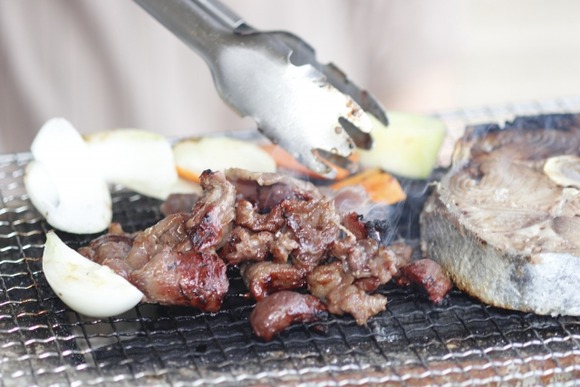 【悲and朗報】友達ゼロワイ、庭で孤独にバーベキュー