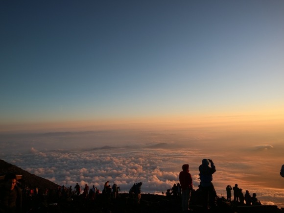 【富士山】来年静岡は通行料2000円でスタートすると思うから山梨が通行料値上げしたら、また静岡側に登山者が流れるんじゃないの？