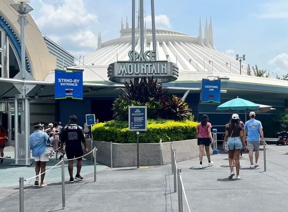 【米国】「1人ディズニー」を楽しむ男性に、女性客が「気味が悪い」