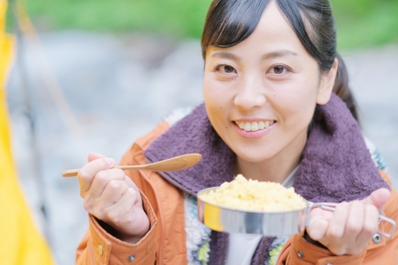 キャンプ女子「教え魔おじさんが話しかけてきてキモい」おじさん「じゃあ緊急事態でも助けない！（怒）