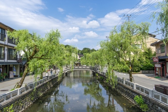 【悲報】X民｢温泉街のど真ん中にこれって流石に無くない？w｣