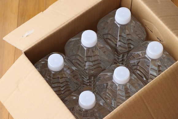 おまえら12リットルの水の箱を腕の力だけで持って100mも歩けなそう（笑）