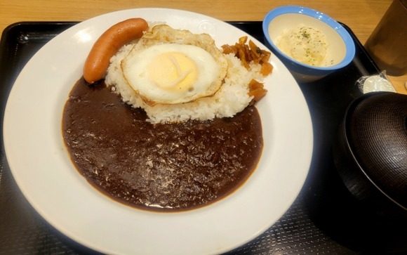 ワイ「よっしゃ！一人旅に来たで！ホテルに荷物置いてチェーン店で晩ご飯食べよ！」