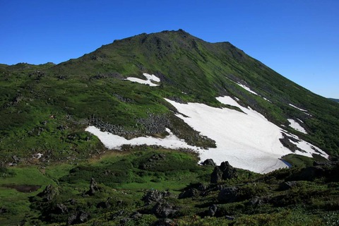 残雪のトムラウシ山