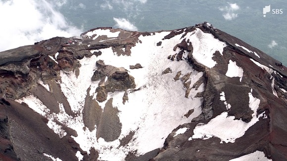 【富士山火口付近の遺体】1体は死後数日、2体は死後一か月以上…現場にはショートスキー