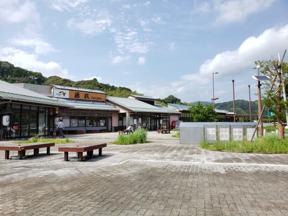 サービスエリアで浮かれているおまえらに言いたい、トラック野郎の俺は毎日寄ってるんだぞ