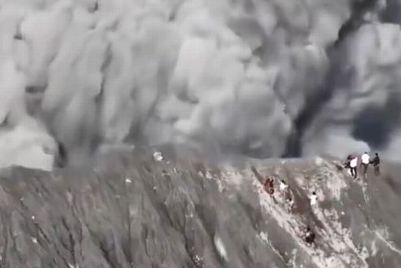 【動画】登山者が火口付近に到着した瞬間、火山が爆発！噴煙に飲み込まれそうになる