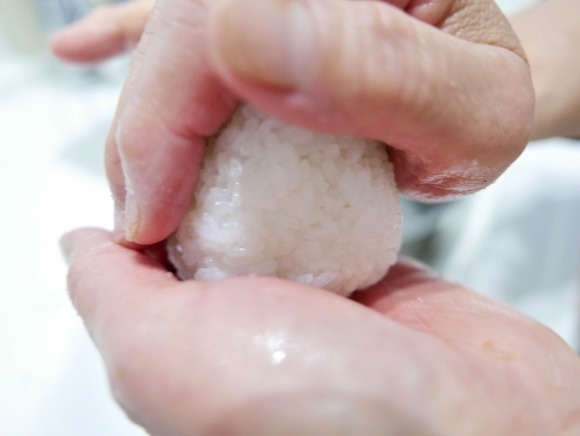 人の握ったおにぎり食べられる？ 「食べられる:46％」「ラップならOK:42％」「ラップも無理:10％」