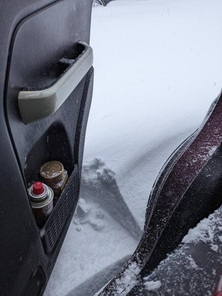 【画像】大雪のなか車中泊しても死ななかった