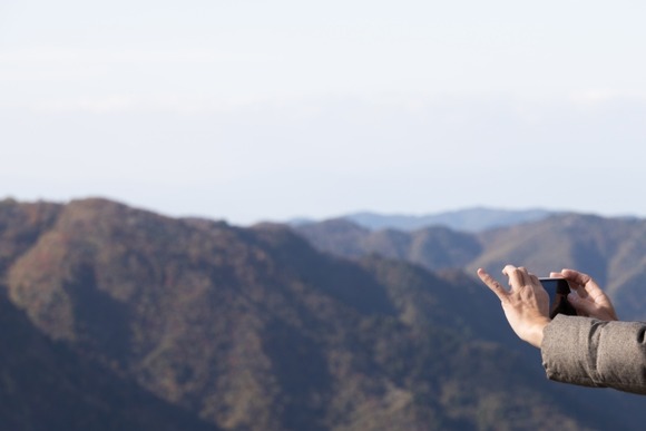 背面メッシュのザック使ってるけど、ショルダーとヒップベルトは汗かくな
