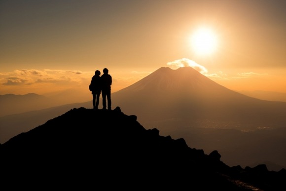 ヤマップで知り合った既婚者同士2人きりで何度も楽な山に登っている50代後半て周りから見たら不倫ですよね？