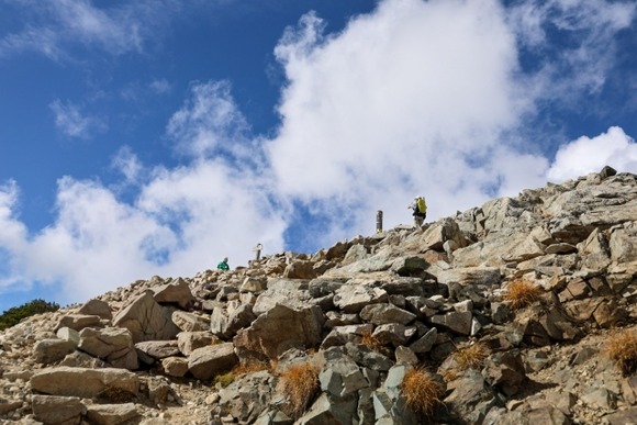 山小屋だとイビキで寝れないからテン泊にしたらイビキ三重奏て草