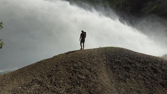 登山者「遭難しちゃった～????」←いや、下ればいいよね？