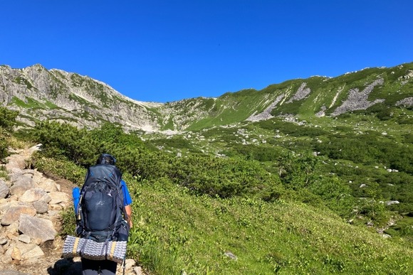 登山道であいさつしても返ってこない率ってソロのおっさんが多い