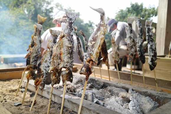 野外炊飯、川魚をいっぱい食べるプログラム　150人やられる