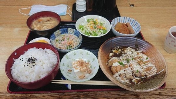 【画像】老夫婦が営んでる街の小さい食事処が大好きなんやけど