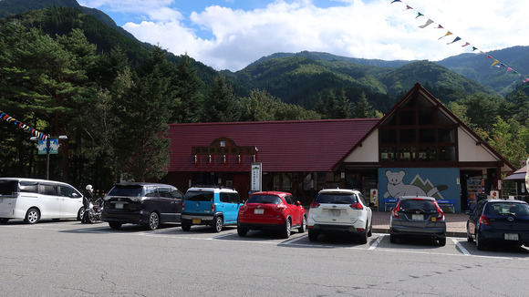 【画像】道の駅奥飛騨温泉郷上宝の自動販売機で牛乳とコーヒーを買った