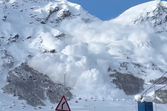 ロシアのスキーリゾートが雪崩に呑み込まれるも、人々はギリギリまで逃げず【映像】