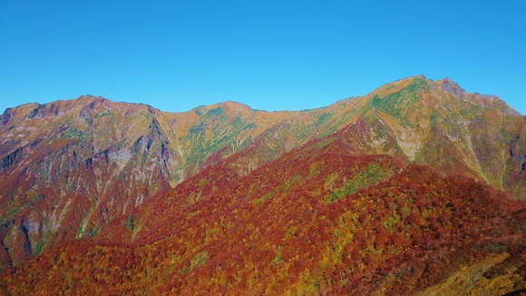 オキの耳・トマの耳（右）と俎嵓（左）