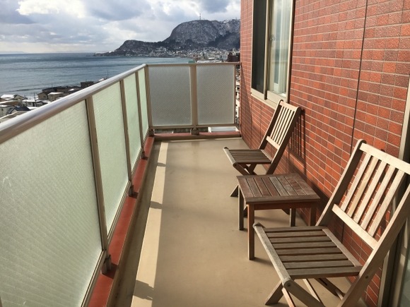 ベランダにイスとテーブル置きたいんやが・・・