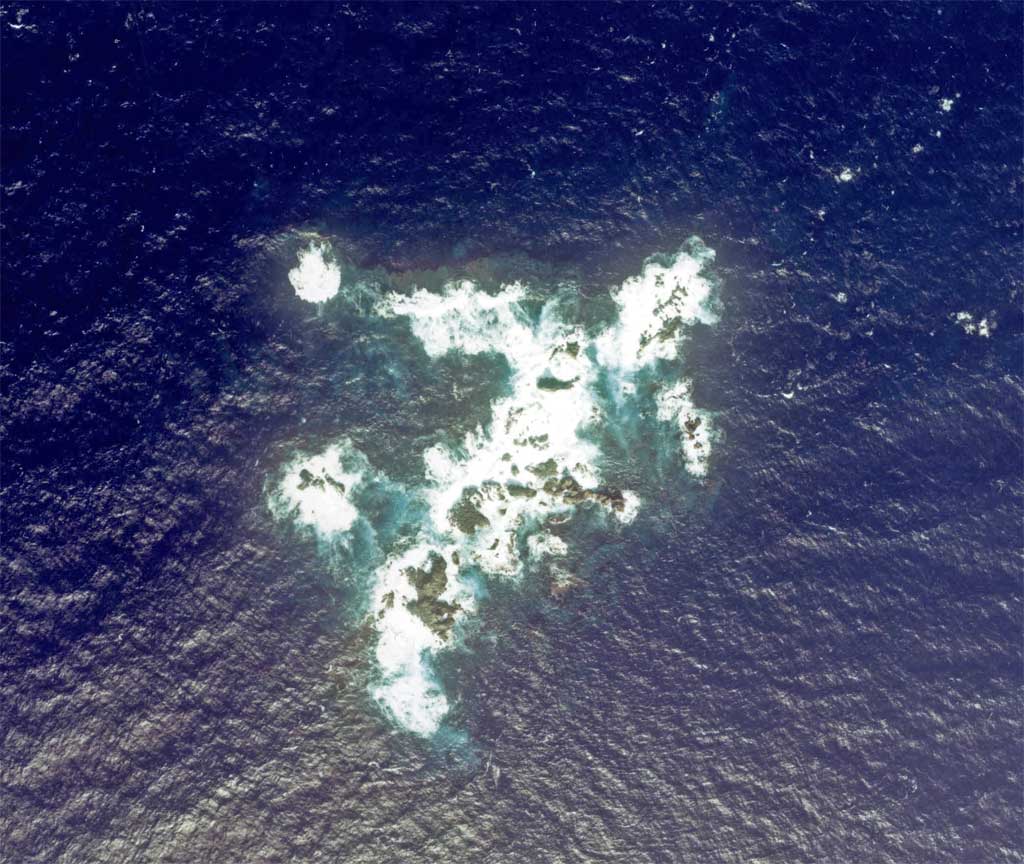 【伊豆諸島】ベヨネース列岩から火山ガス噴出と見られる気泡…今月も確認 : 登山ちゃんねる