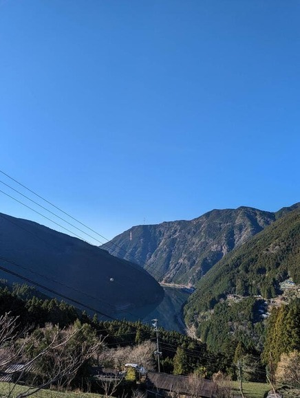 【画像】山を通ってる国道のそばにある謎の民家から撮ったような写真