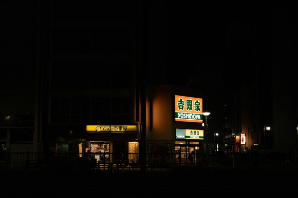 旅行先でも全国チェーン店でメシ食うやつ