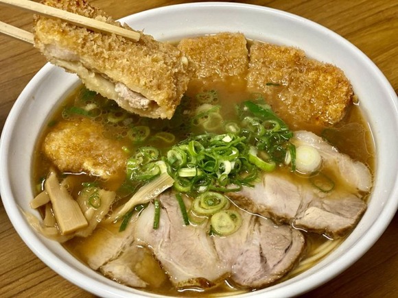 岡山で愛されるソウルフード「かつラーメン」とは
