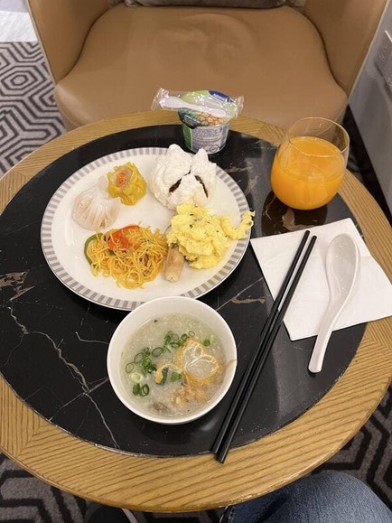 【画像】空港のラウンジにきた