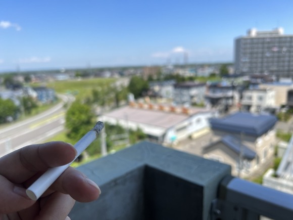 【画像】いい天気やしベランダで酒のむわ