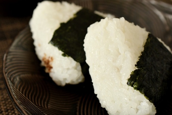 民宿に急遽素泊まりワイ「コンビニってどこですか…」女将「夜食あるよ！」